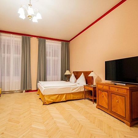 4 Bedrooms 130M2 Apartment At The Main City Square ปราก ภายนอก รูปภาพ