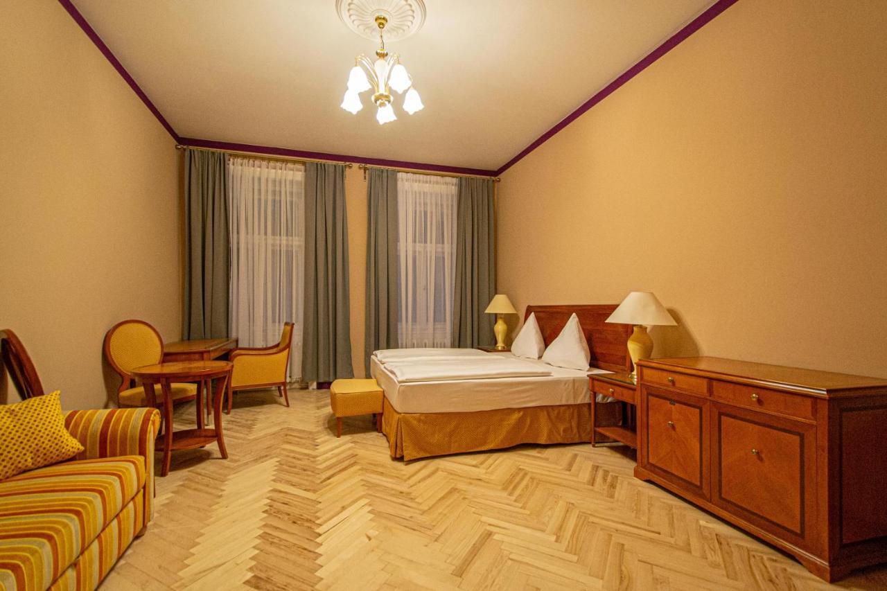 4 Bedrooms 130M2 Apartment At The Main City Square ปราก ภายนอก รูปภาพ